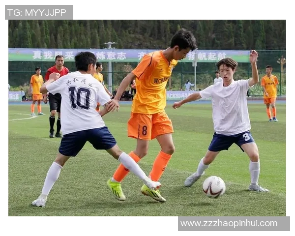 校园足球联赛激情开赛球员们在绿茵场上挥洒汗水展现风采